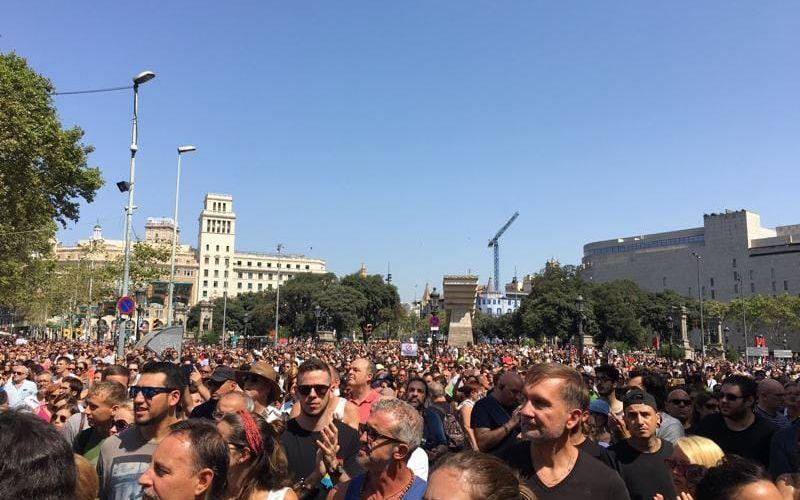 Folksamlingen vid Placa Catalunya var enorm när en tyst minut skulle hållas. Bild: TT