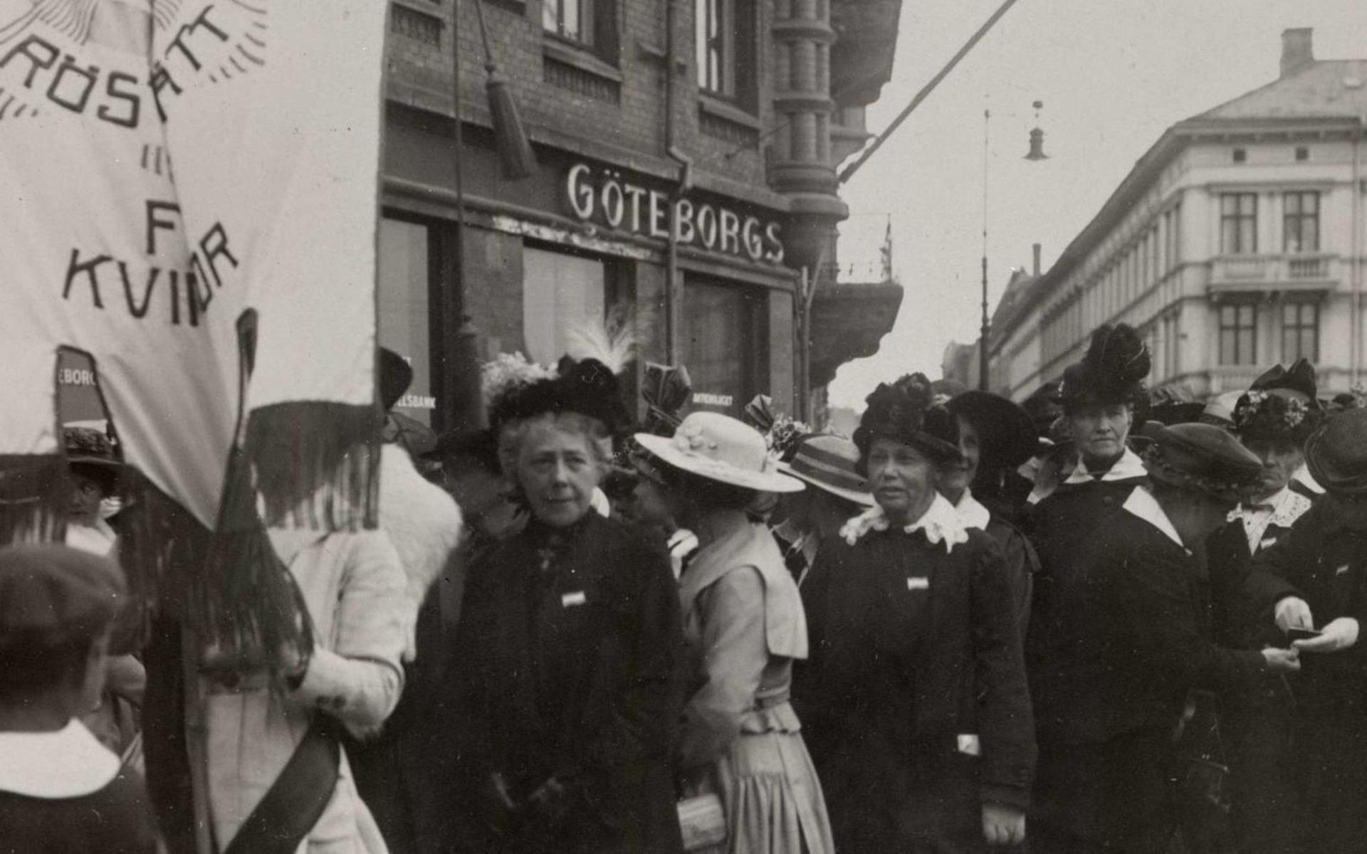 Demonstrationståget för kvinnorösträtten i Göteborg 1918. Men då var rösträtten viktigast, medan abortfrågan inte ens diskuterades öppet.