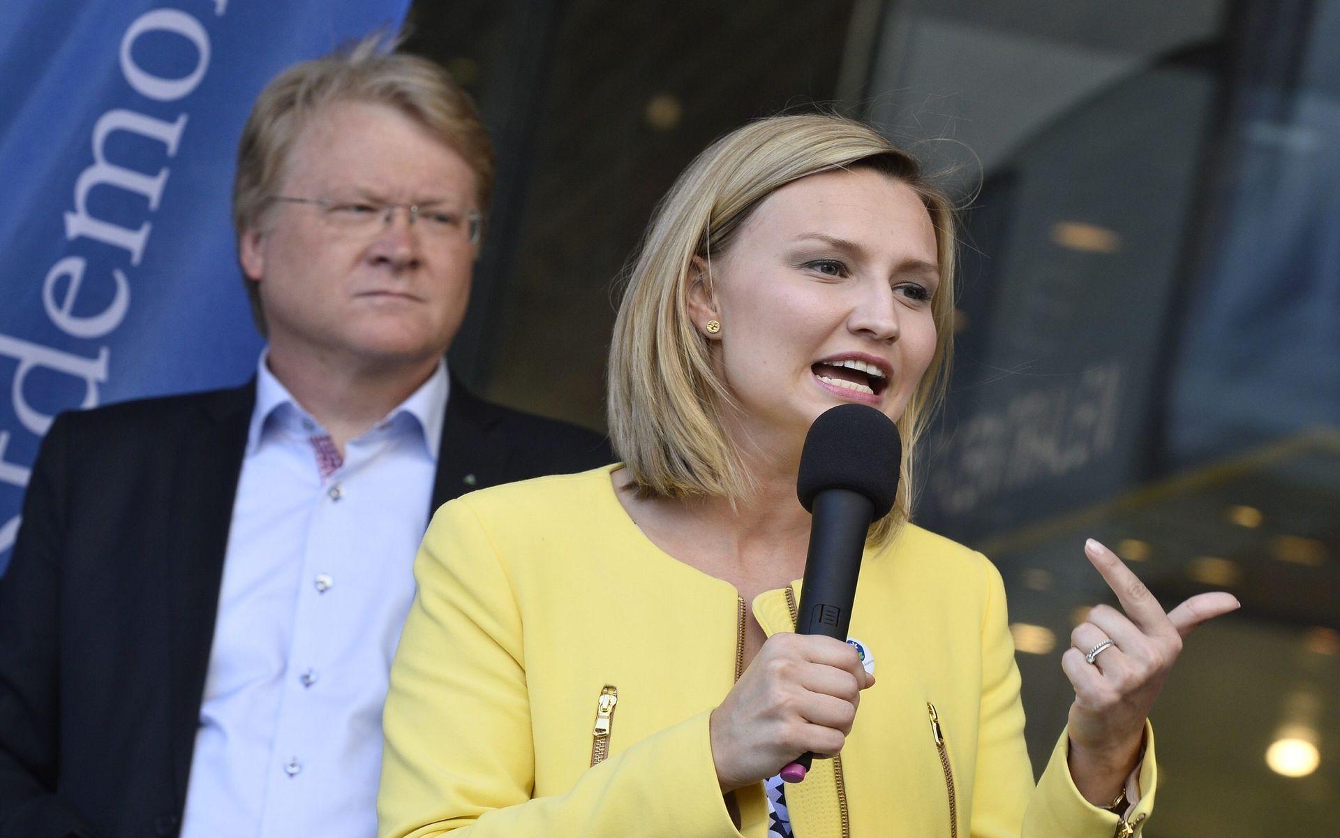 Kristdemokraternas Ebba Busch Thor och Lars Adaktusson. En ny genomgång visar hur ofta Adaktusson röstat nej i EU-parlamentet när någon har uttryckt en åsikt om kvinnors rätt till att göra abort.