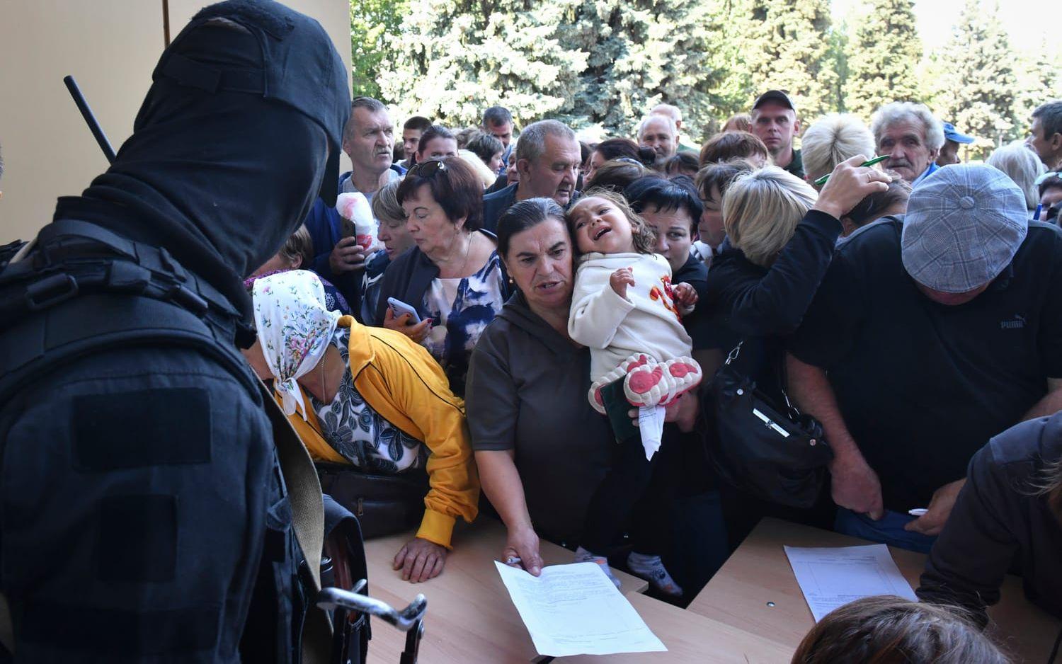 Evakuerade människor i Kurskregionen fyller i blanketter för att få hjälp. Bild tagen under onsdagen.