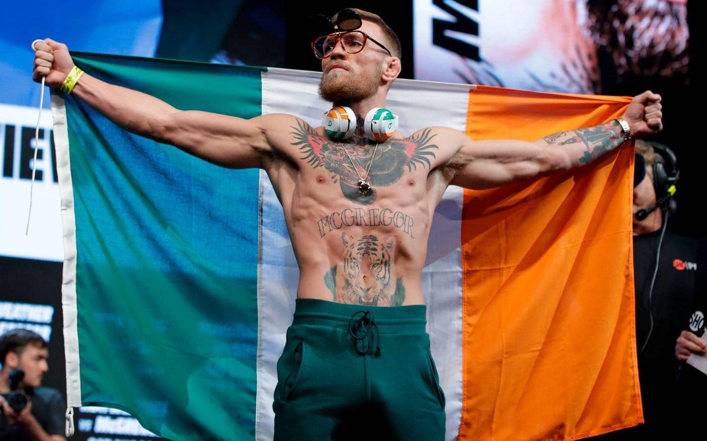 McGregor gjorde entré med den irländska flaggan. Bild: TT.