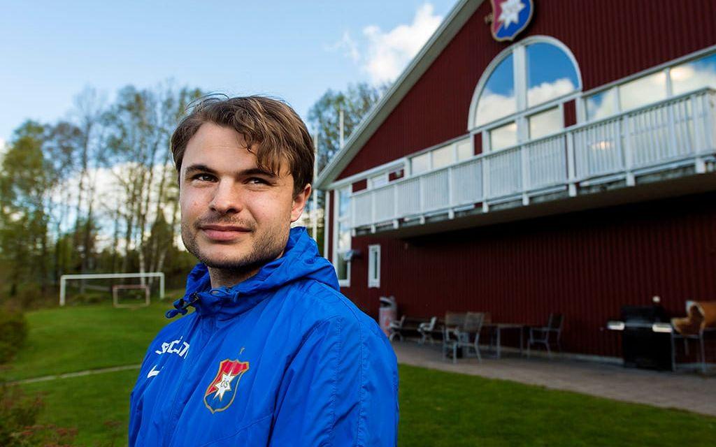 Publikfavorit. Hannes Sahlin har fört upp Öis i superettan och spelat matcher med bruten arm. Bild: Bildbyrån.