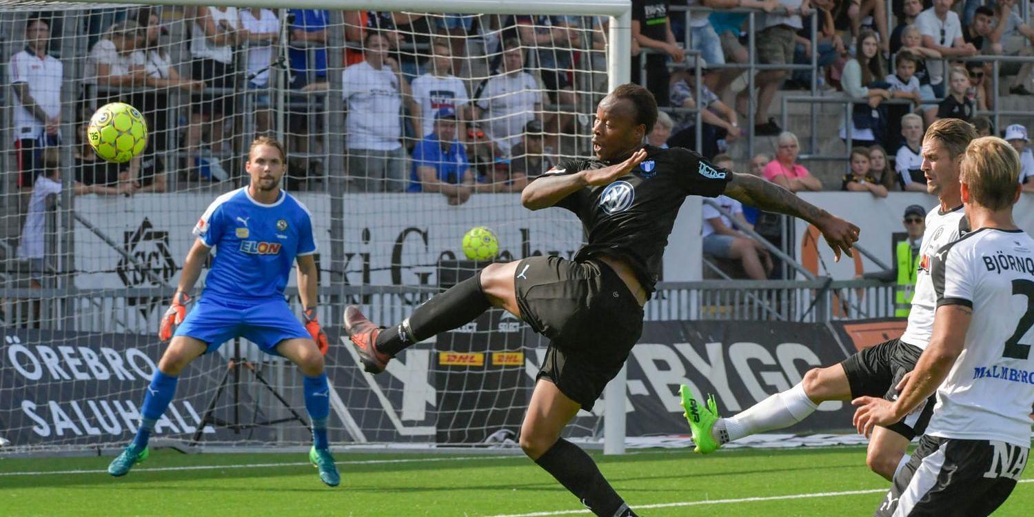 Malmö FF:s Carlos Strandberg framför Oscar Jansson i Örebro-målet.