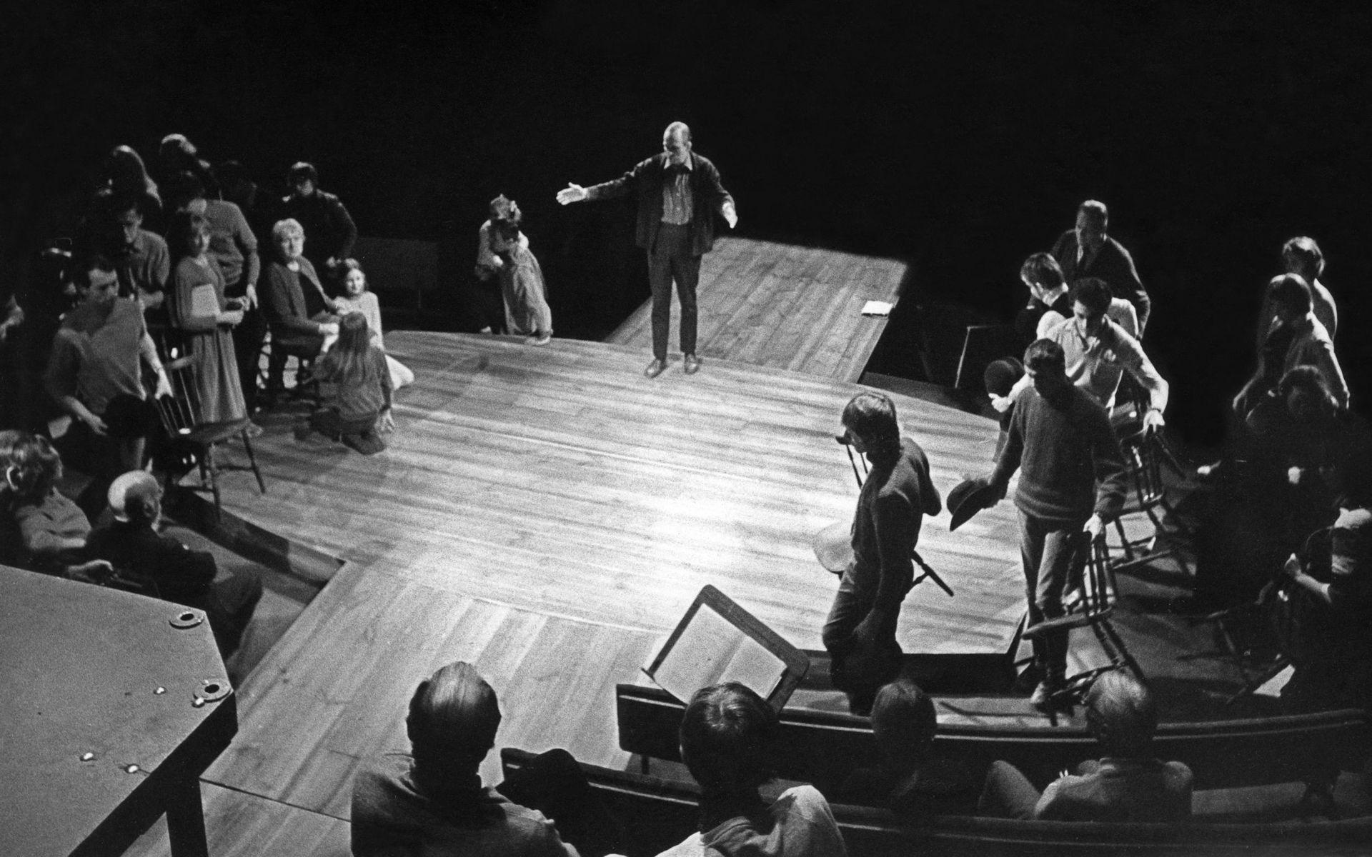 STOCKHOLM 1969-02-20. Regissör Ingmar Bergman instruerar skådespelarna under Dramatens repetitioner av Georg Büchner pjäs &quot;Woyzeck &quot; år 1969.
