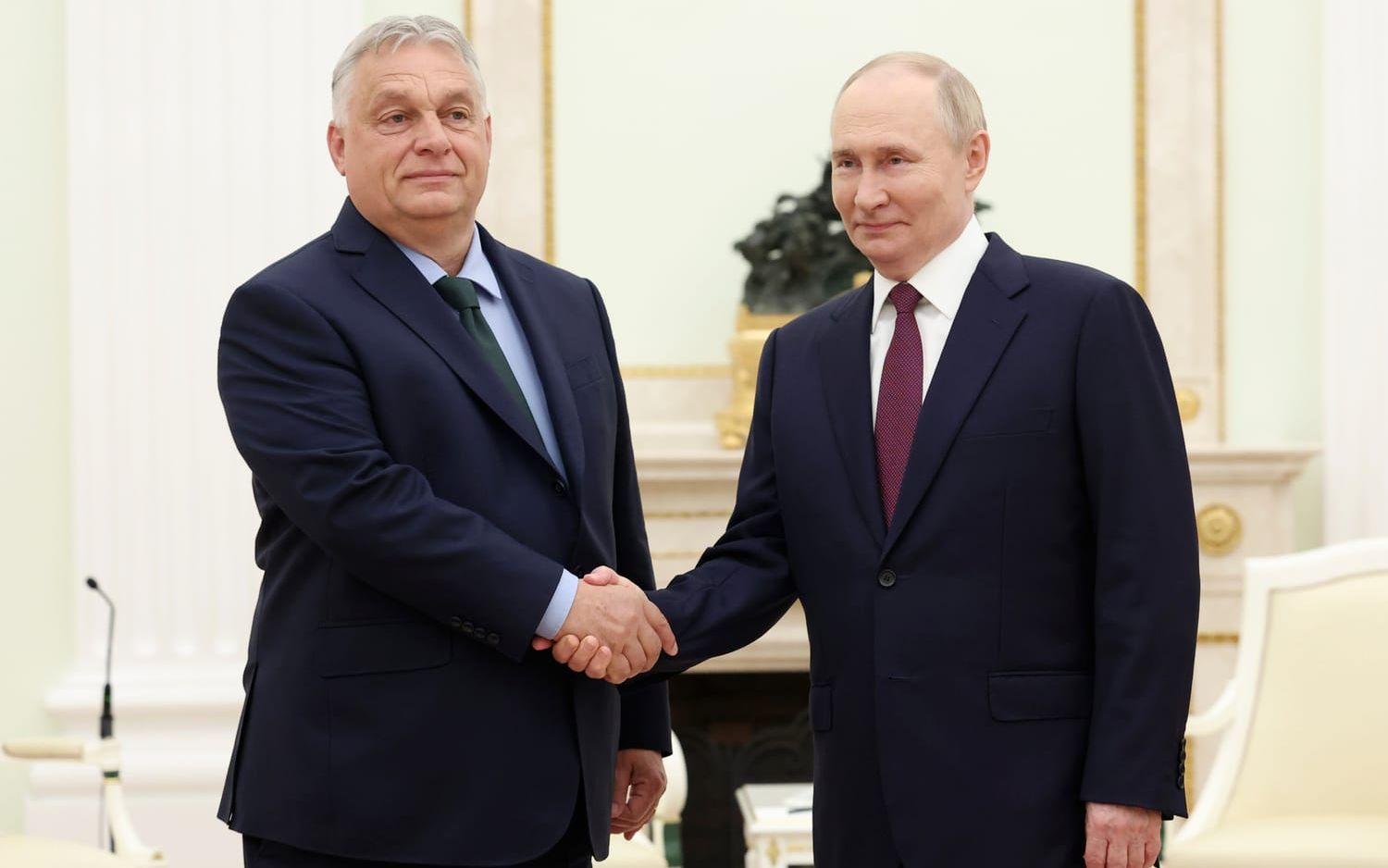 Ungerns ledare Viktor Orbán skakar hand med Rysslands president Vladimir Putin under en kritiserad 'fredsresa' till Moskva i juli.