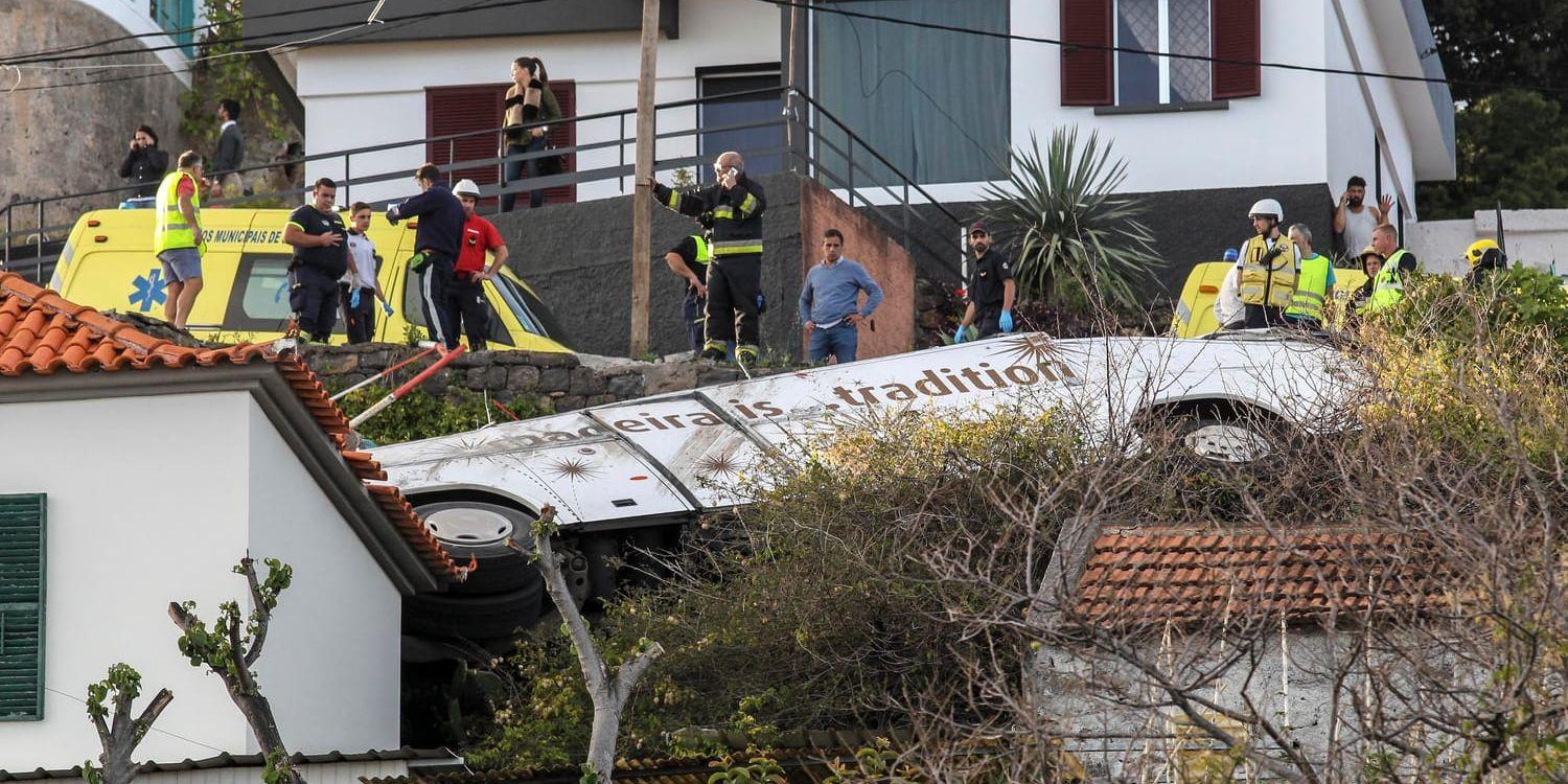 Minst 28 människor har omkommit i bussolyckan på Madeira. På bilden syns bussen som turisterna färdades i.