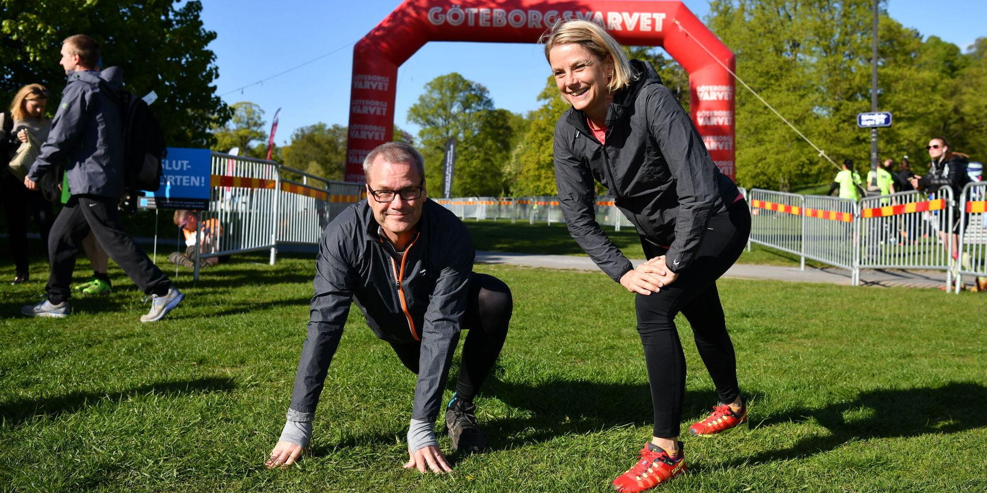 Pelle Pedersen och Karin Dahl Pedersen gör sig redo för Trailvarvet. Det är andra året som de springer terrängloppet ihop.