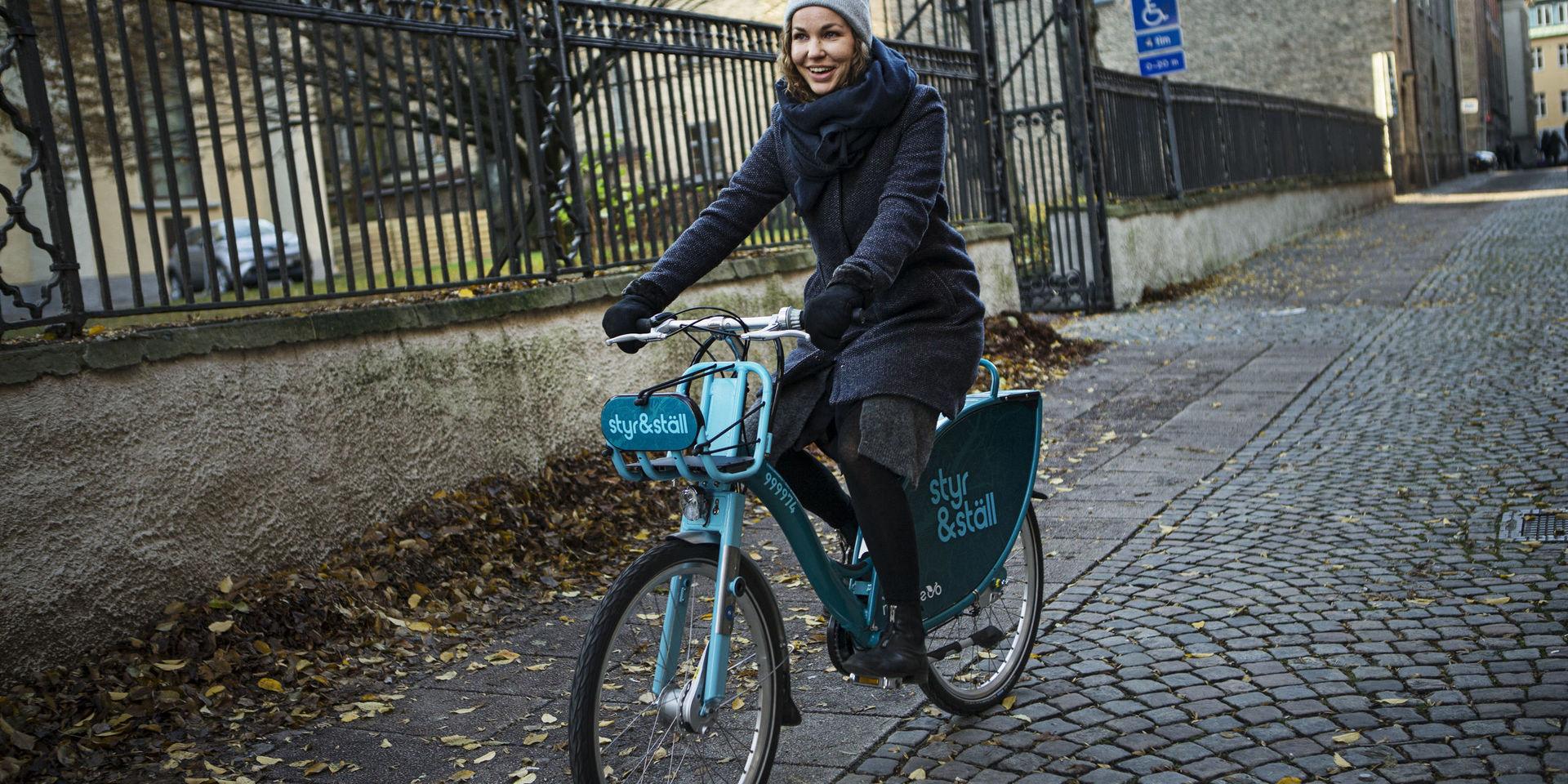Emma Sjögren, projektledare på tekniska förvaltningen i Mölndals stad, testar den nya styr och ställ-cykeln som nu också kommer finnas i centrala Mölndal.