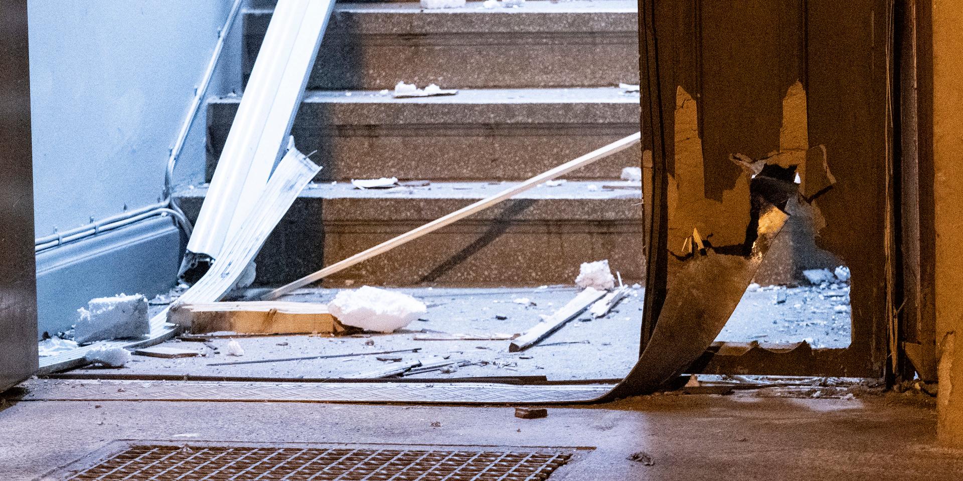 Något exploderade vid en entrédörr till ett flerfamiljshus i centrala Helsingborg tidigt på lördagsmorgonen.
