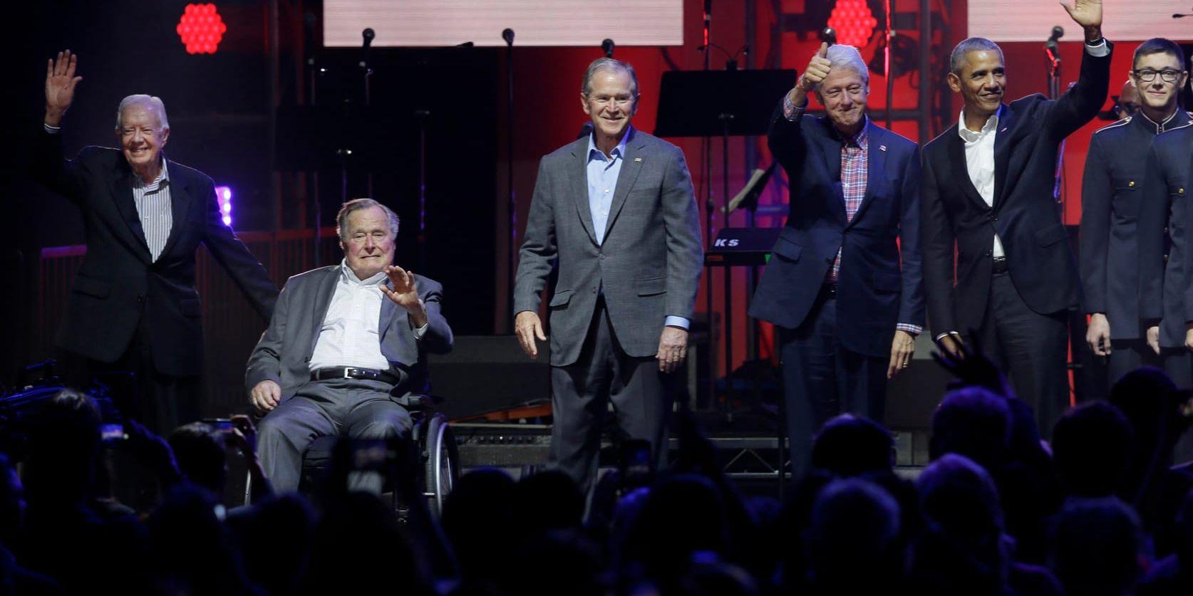 Tidigare amerikanska presidenterna Jimmy Carter, George H W Bush, George W Bush, Bill Clinton och Barack Obama samlades på galan.