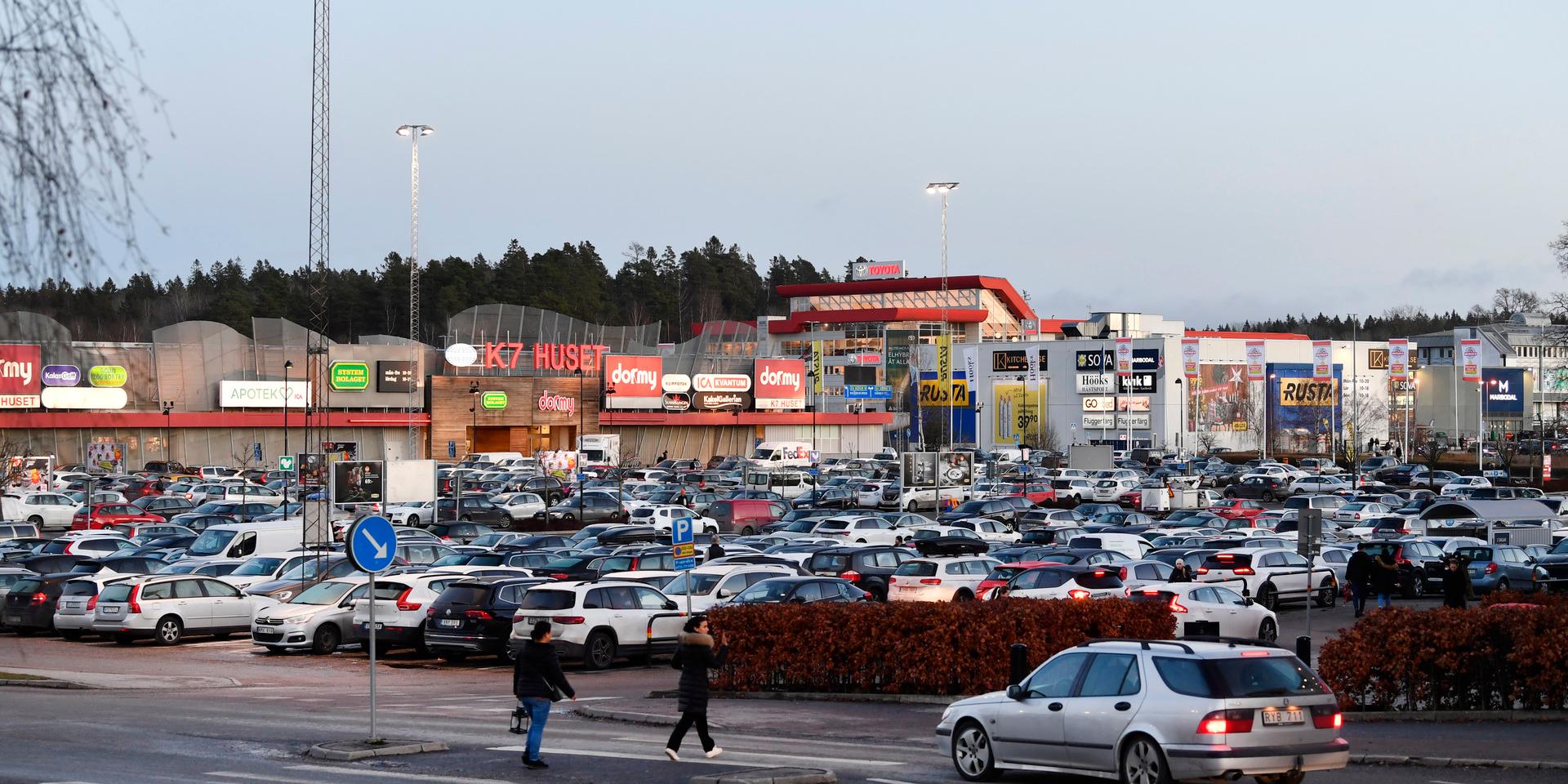 STOCKHOLM 20201223
Fullt med bilar på parkeringsplatsen vid Kungens kurva dagen innan julafton.
Foto: Henrik Montgomery/TT Kod: 10060