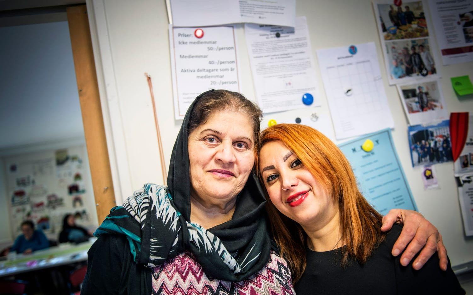 Zahra Hosseini, till vänster, flydde från södra Iran på 1980-talet. – Det är väldigt roligt att komma hit. Vi har kul och lagar mat tillsammans och lär oss en massa saker. Jag jobbar mycket i köket, säger hon. Till höger Shahla Azizifard. Bild: Jenny Ingemarsson.
