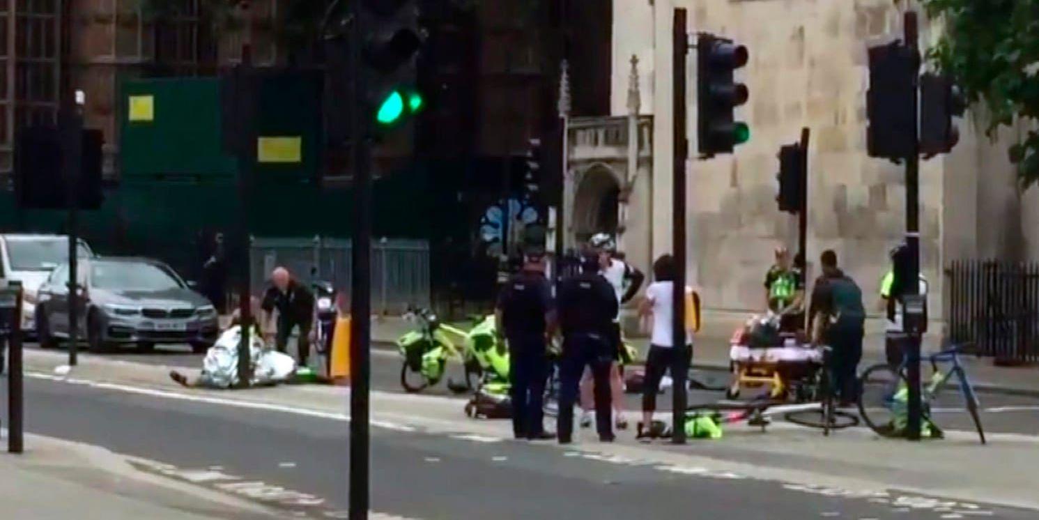 En skadad tas om hand sedan en man kört in i människor utanför det brittiska parlamentet. Arkivbild.