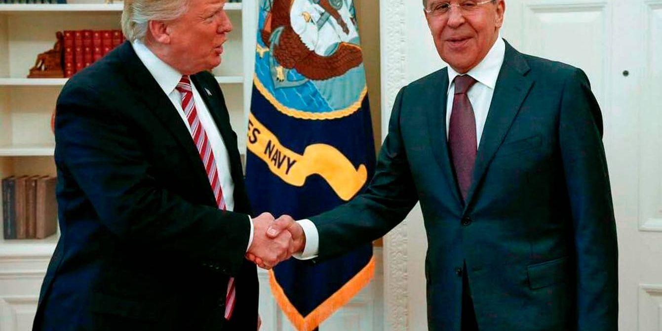 USA:s president Donald Trump skakar hand med den ryske utrikesministern Sergej Lavrov under mötet i Vita huset.