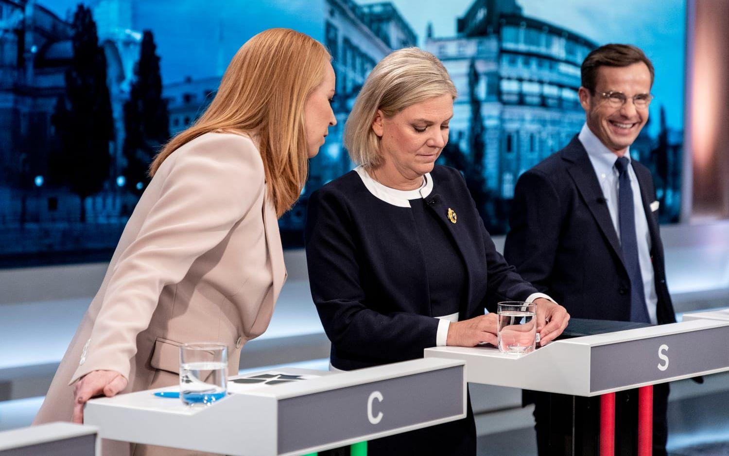 Centerpartiets partiledare Annie Lööf och statsminister Magdalena Andersson (S) har kommit nära varandra. Här viskar de med varandra i valdebatten där S, MP, V och C stod emot  Ulf Kristersson (M) samt KD, SD och L.