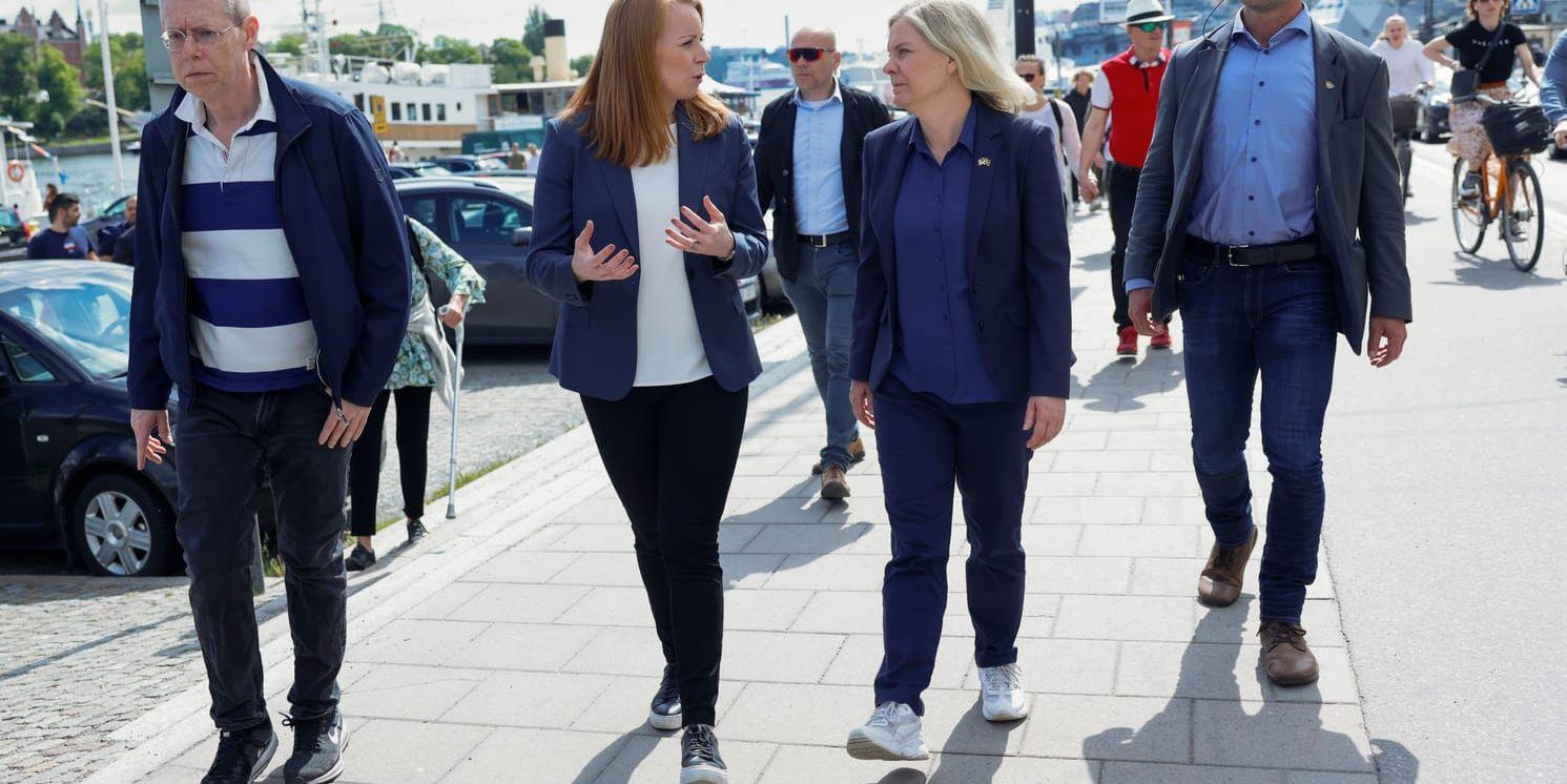Magdalena Andersson (S) och Annie Lööf (C) besökte det amerikanska amfibiestridsfartyget USS Kearsarge tillsammans.