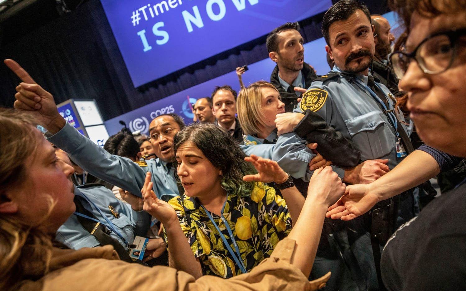 Demonstranter vid klimatmötet i Madrid. 