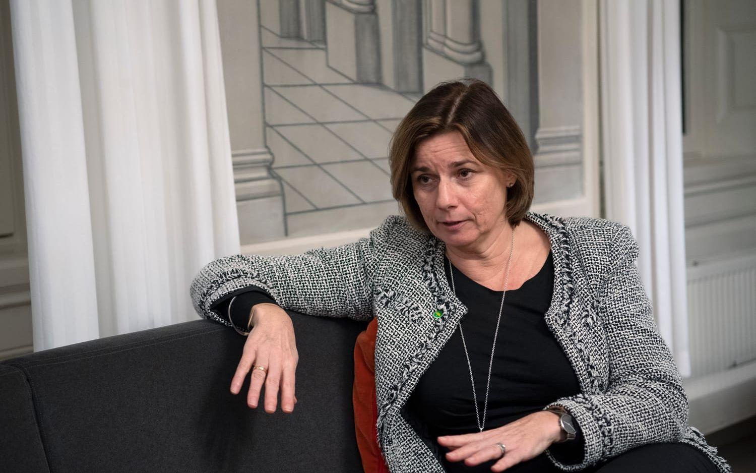 Klimatminister Isabella Lövin (MP) tycker det är problematiskt att även mindre frågor skjuts upp. Arkivbild.