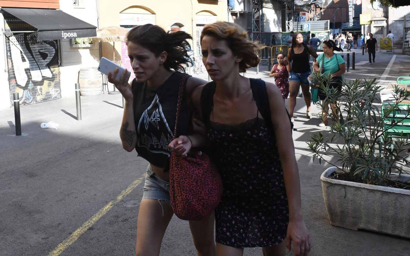 Folk flydde i panik efter att en skåpbil mejat ner människor på Las Ramblas i Barcelona. Bild: TT
