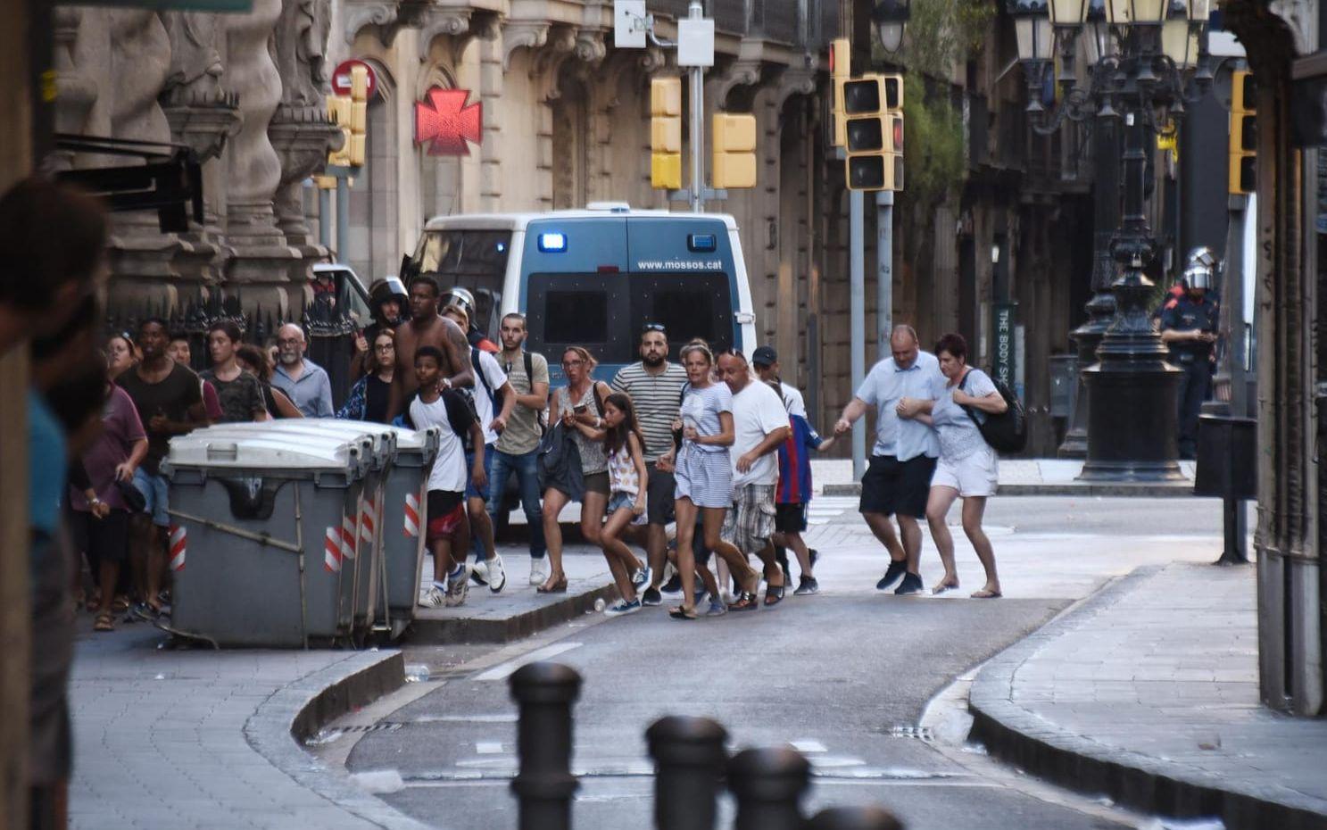 Folk flydde i panik efter att en skåpbil mejat ner människor på Las Ramblas i Barcelona. Bild: TT
