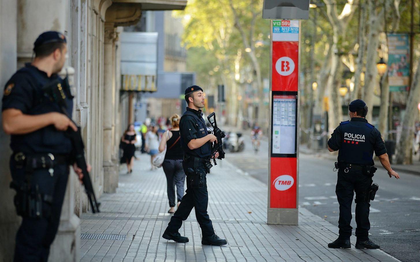 Tungt beväpnade poliser patrullerar Barcelonas gator under fredagen. FOTO: AP
