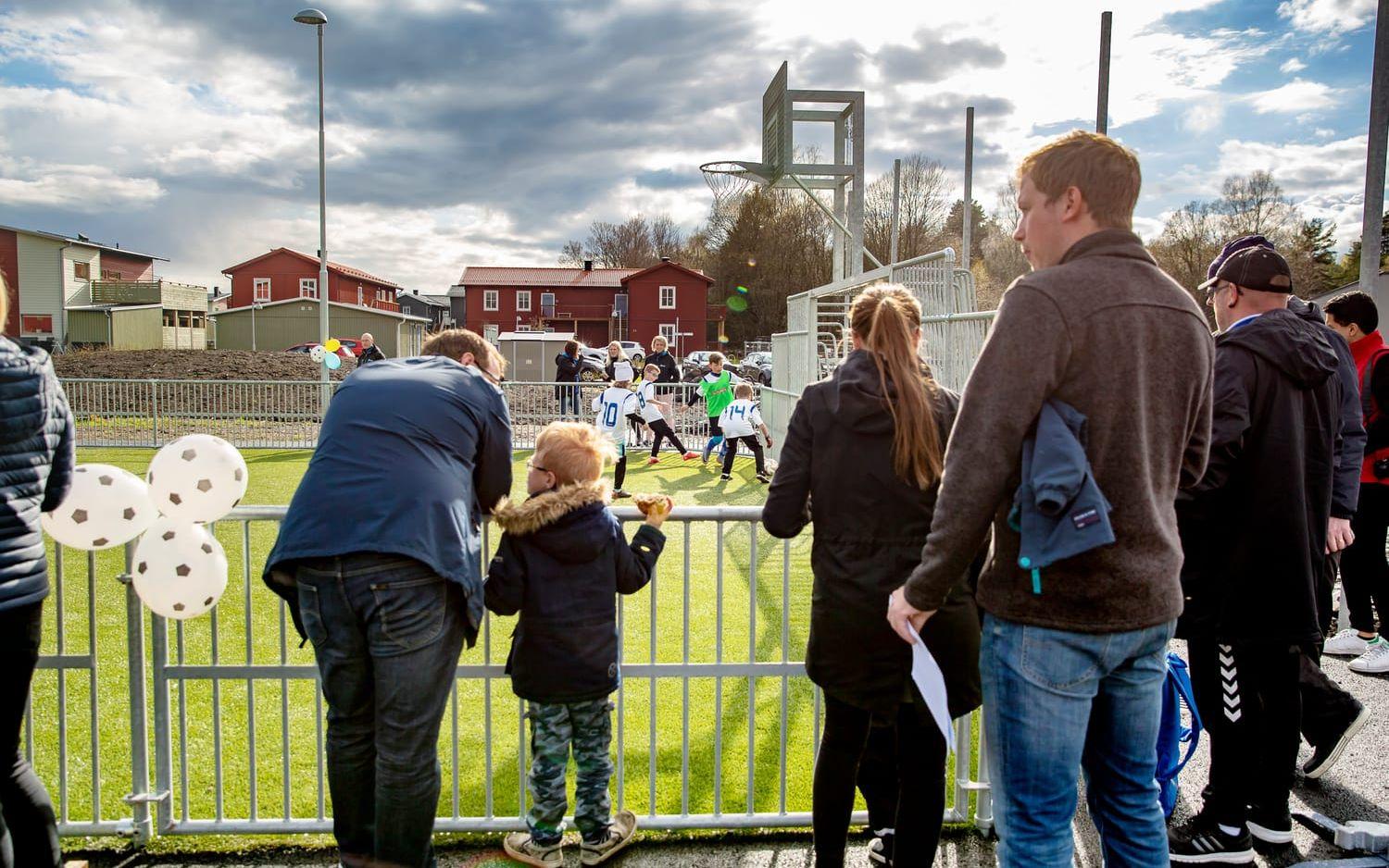 Invigning. I förra veckan invigdes en allaktivitetspark i Tölö ängar som ska leda till ökad rörelse i det nya bostadsområdet. Bild: Emelie Asplund