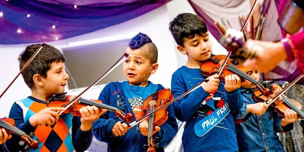 Malek, Abdel-Baset, Leonel och Fabic på förskolan Slottet i Hammarkullen får fiolundervisning flera gånger i veckan.