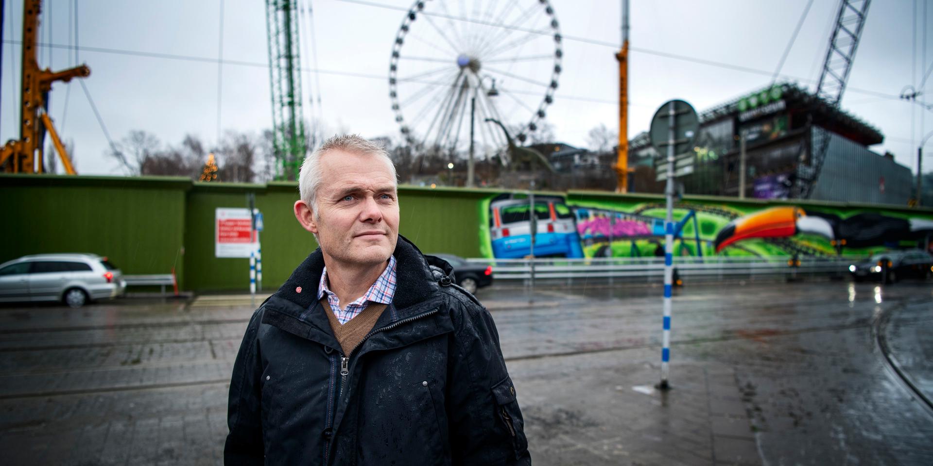 Socialdemokraternas gruppchef i Göteborg, Jonas Attenius (S), är mycket kritisk till Lisebergs beslut om att slopa köföreträde för personer med intellektuella funktionshinder.