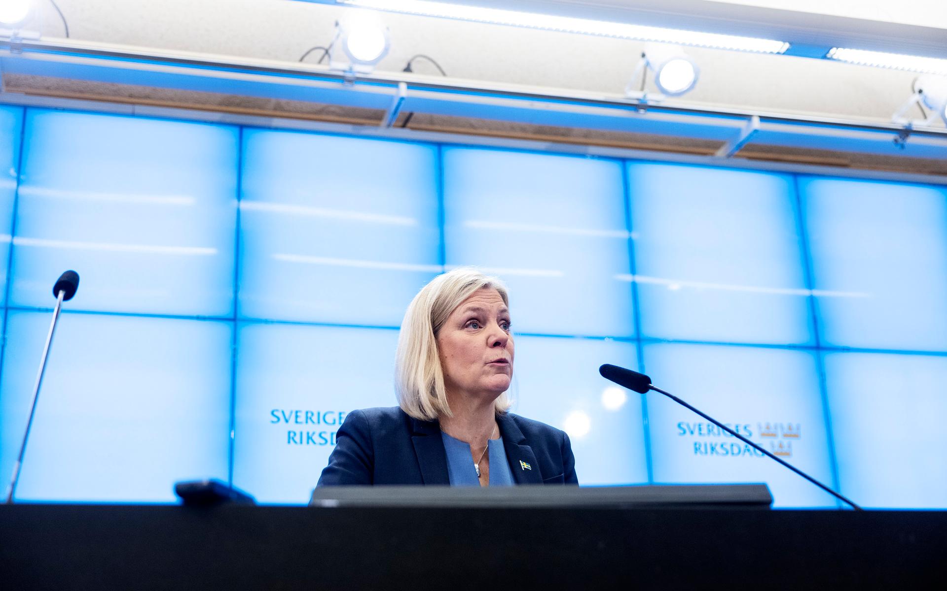 Magdalena Andersson håller sin första pressträff som statsminister. 