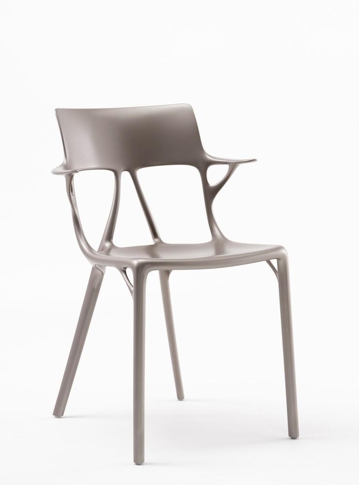 Intelligent stol. Philippe Starck har formgett allt från snirkliga rokokostolar i plast till världens mest exklusiva lyxyachter. Nu har han skapat världens första stol som bygger på AI-teknik