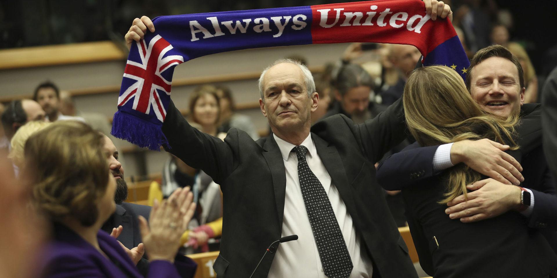 Ledamoten Richard Corbett håller upp en halsduk under britternas sista dag i EU-parlamentet i onsdags.