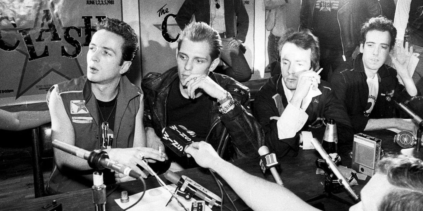 The Clash höll en presskonferens på New York&apos;s Bond International Casino för att prata om sin kommande turné 1981. Från vänster: Joe Strummer, Paul Simonon, Topper Headon och Mick Jones.