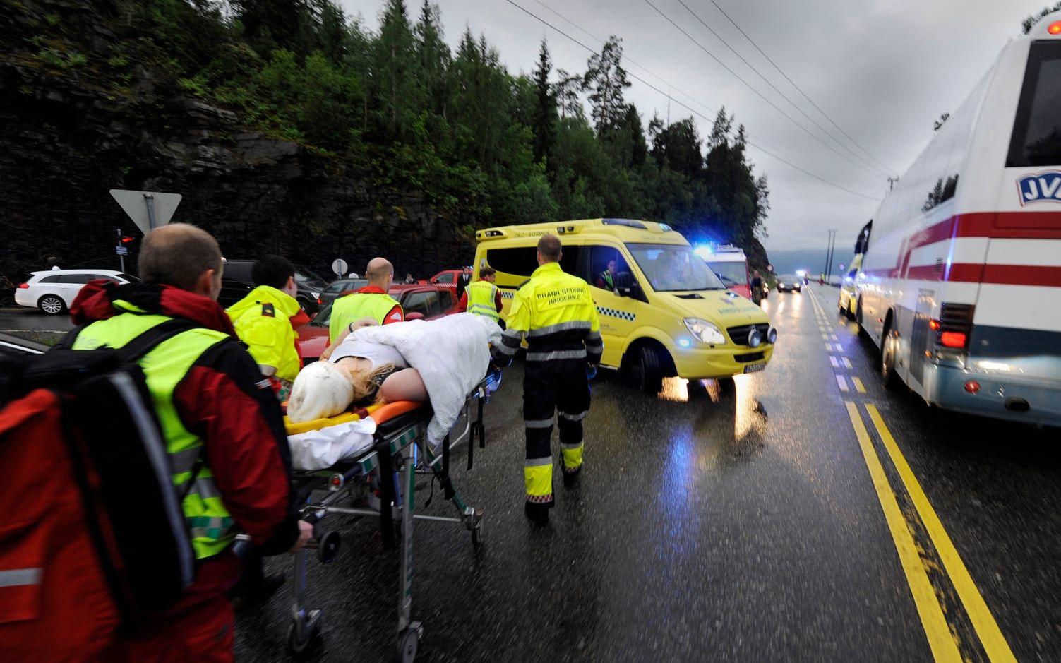 Bild: Morten Edvardsen Skadade ungdomar från AUF-lägret blev på kvällen omhändertagna av räddningspersonal. 
