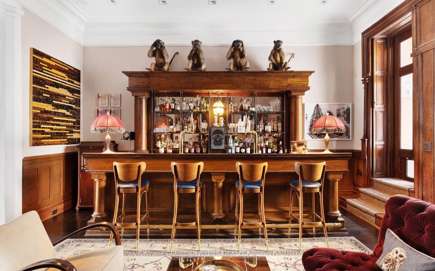 När Neil Patrick Harris och David Burtka renoverade sitt hem i Harlem byggde de till en gammal bar, hemtagen från ett hotell i Connecticut.