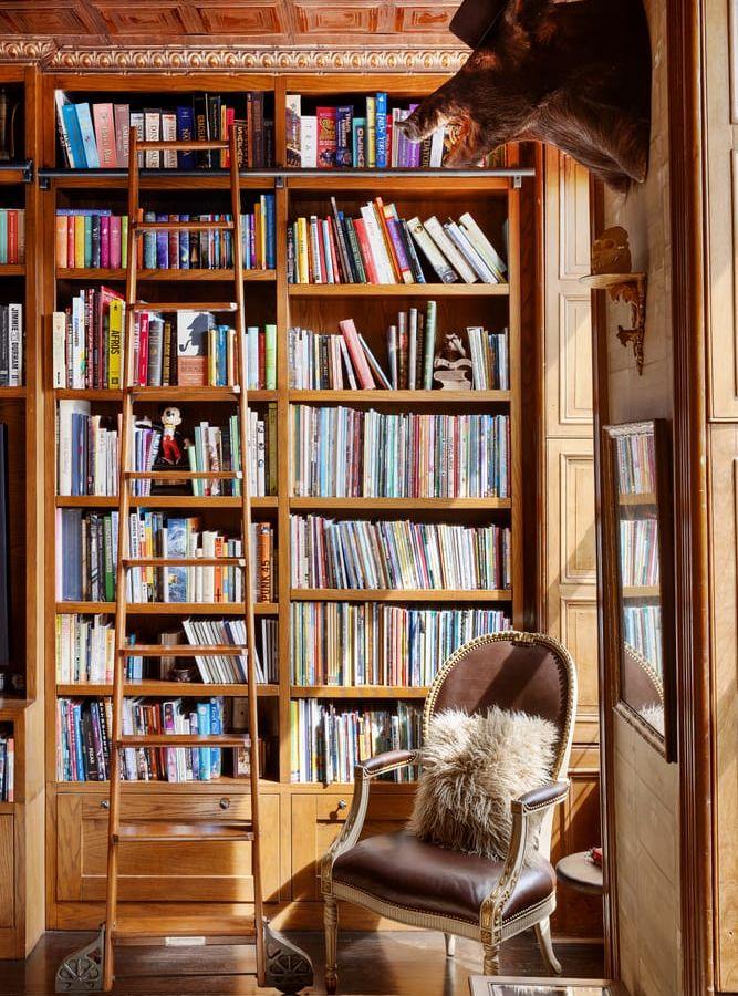 Där det krävs stege för att komma åt böckerna högst upp i bokhyllan.