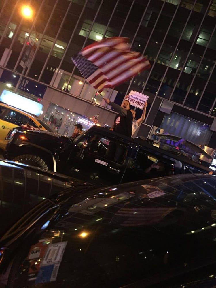 Tony Latano jublade och viftade från takluckan med en amerikansk flagga från sin Hummer efter Donald Trumps seger. "Han kommer att göra America great again", säger Tony Latano. Bild: Anders Abrahamsson.