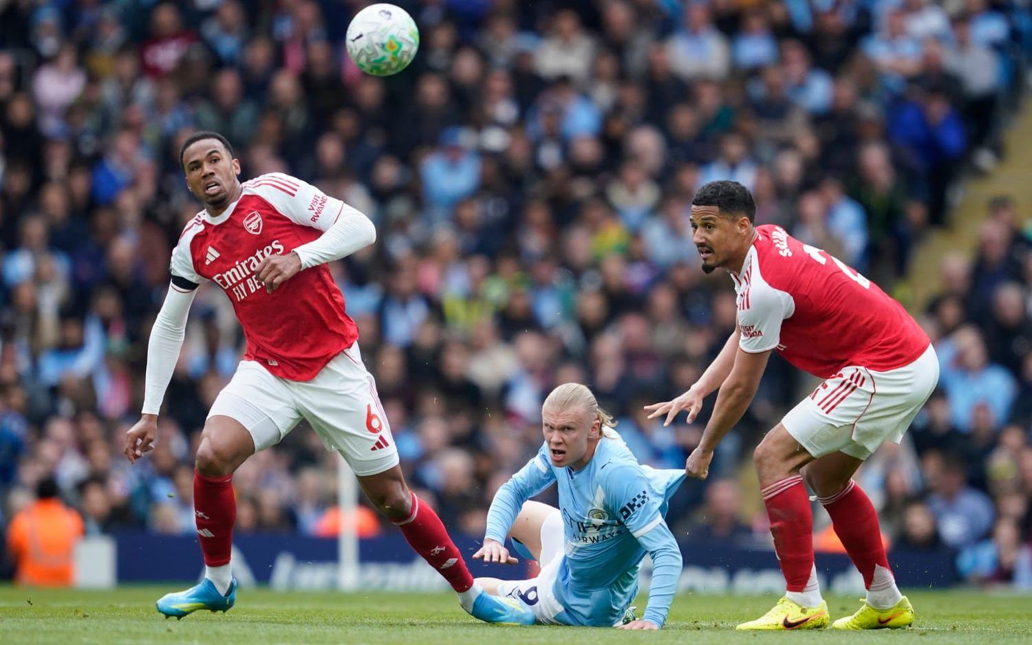 Arsenals spelare bar sorgband i toppmatchen mot Manchester City. Här Gabriel och William Saliba i duell med Erling Braut Haaland.