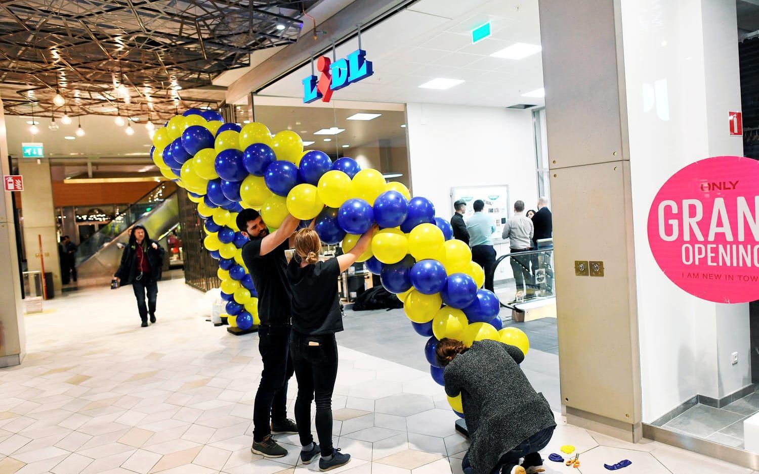 Medarbetarna fick jobba hårt för att få ballongerna till entrén på plats.