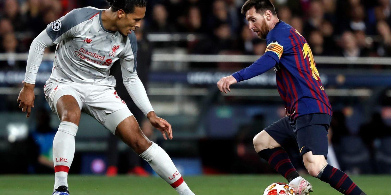 Liverpools Virgil Van Dijk i kamp med Barcelonas Leonel Messi. Arkivbild.