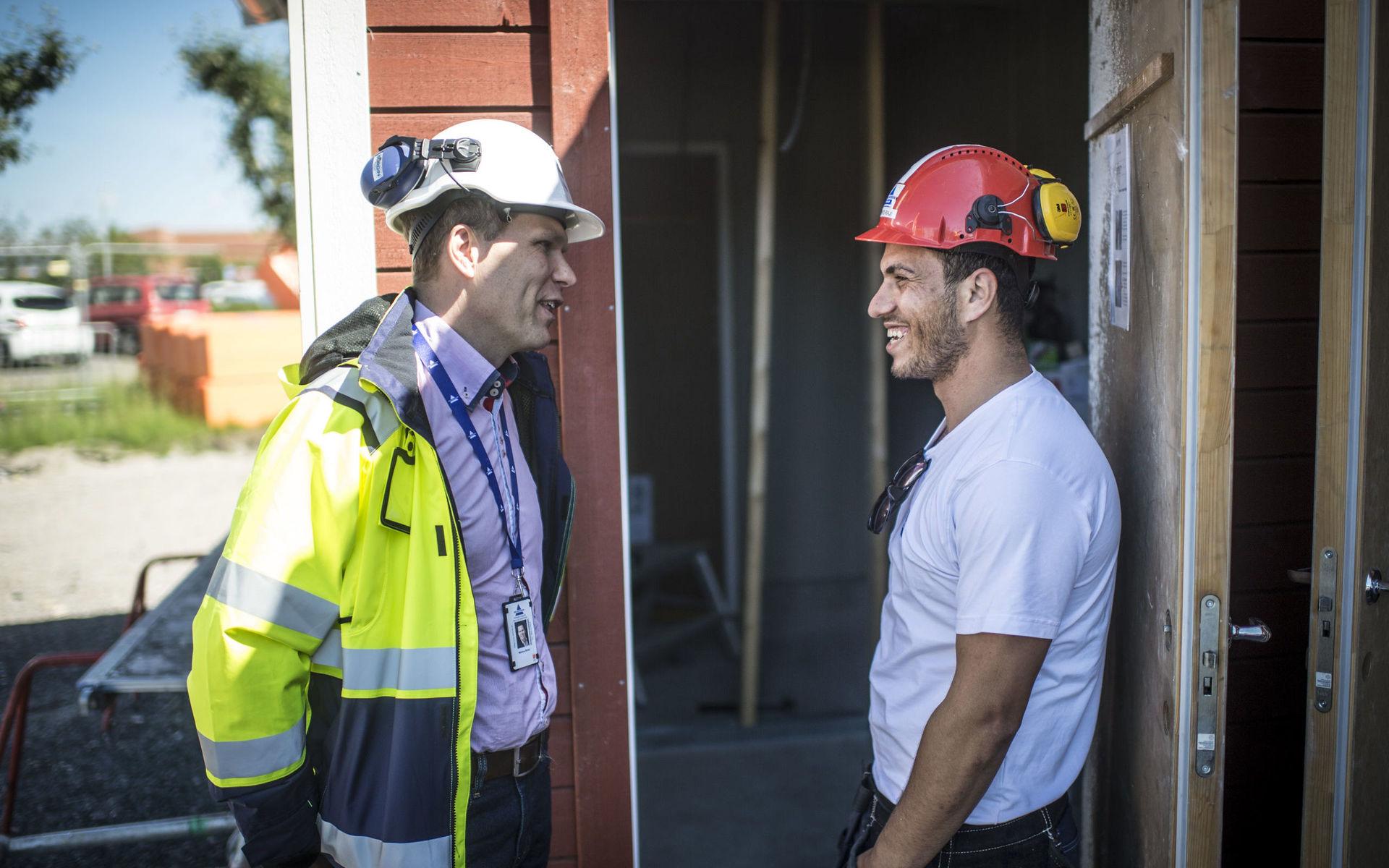 Hjärtligt möte. När Erlandssons vd Markus Brink besöker bygget i Åsa handlar samtalet med Ahmed Raji, som fick fast jobb som snickare i företaget förra året, både om arbete och makrillfiske.