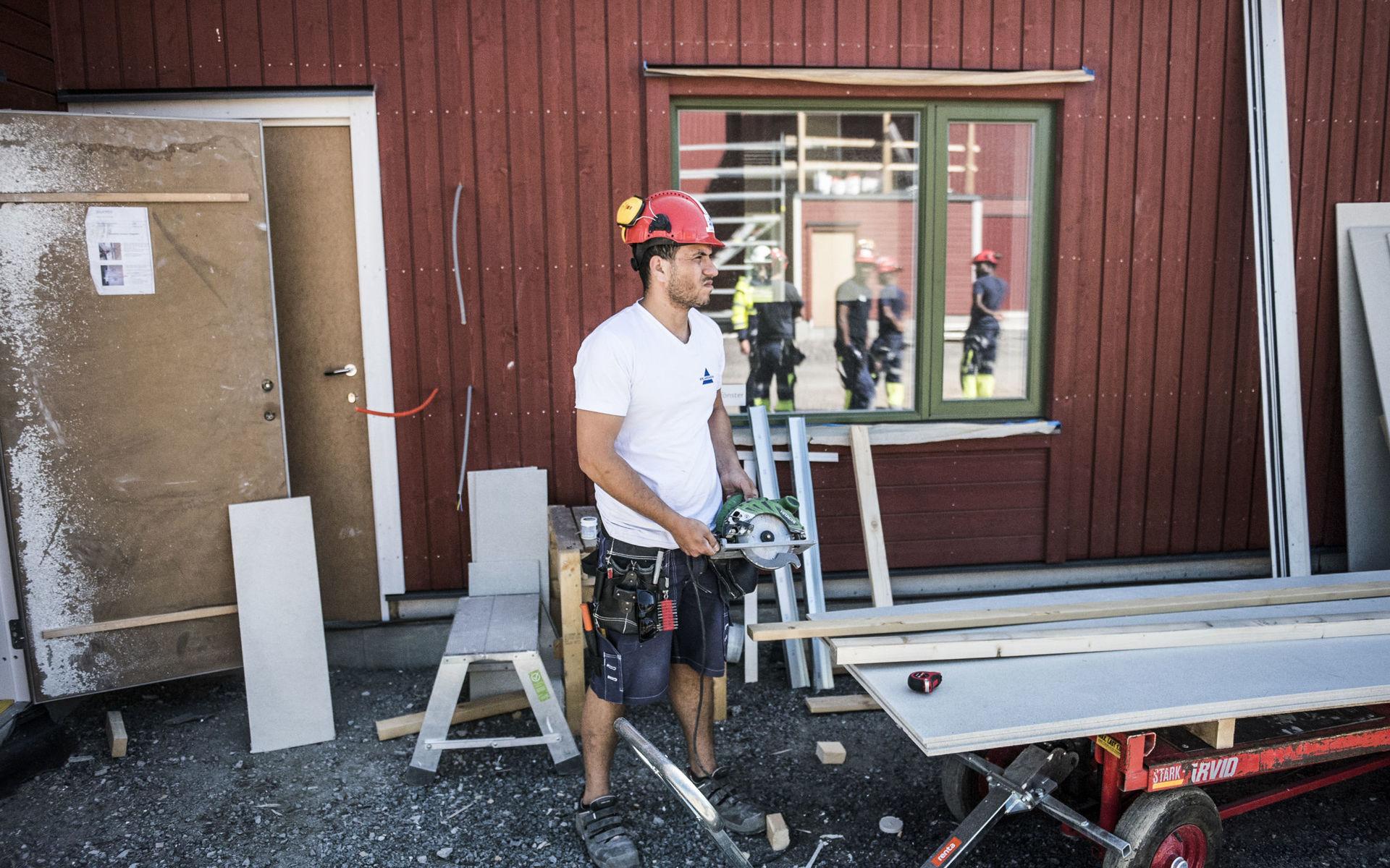 Från Syrien till Frillesås. Ahmed Raji är nu fast anställd snickare hos Erlandssons bygg.