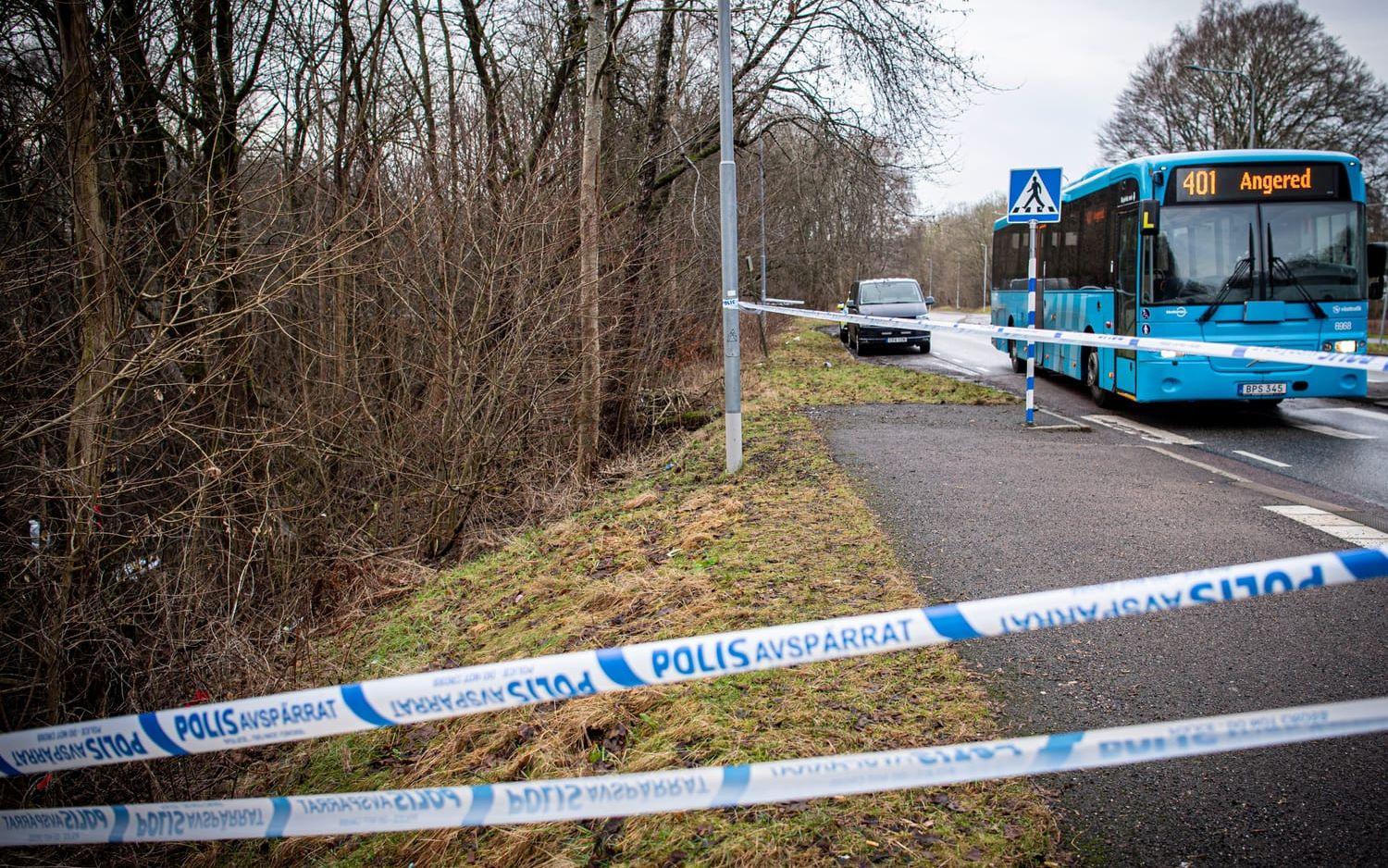 En äldre man har hittats död i ett grönområde i Agnesberg.