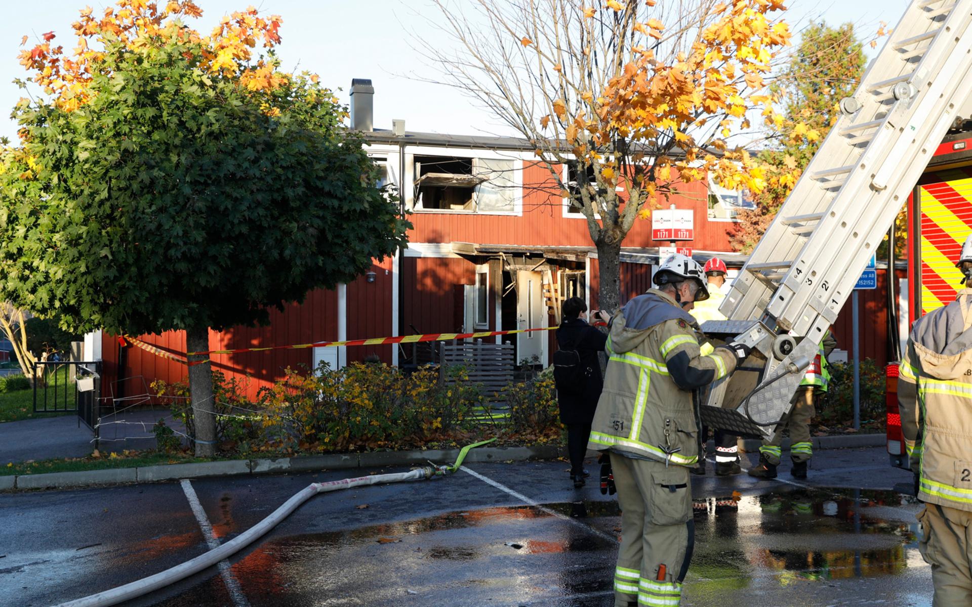 Fyra personer har förts till sjukhus efter branden i radhuset.