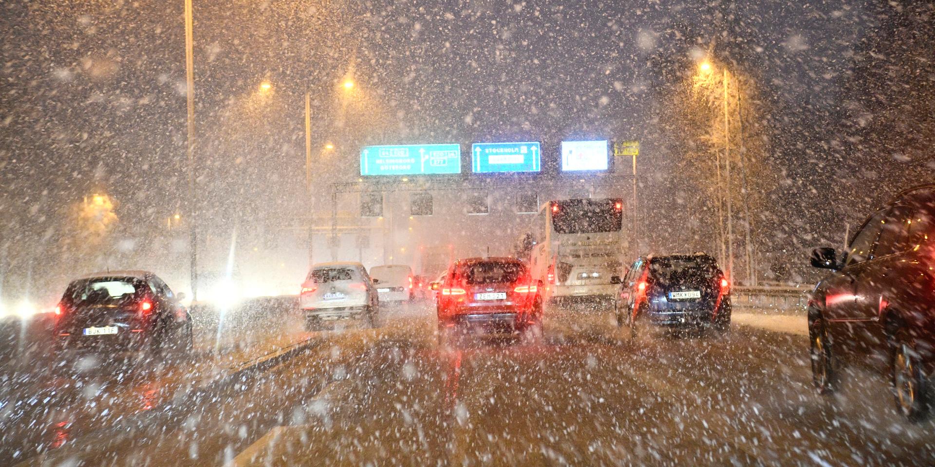 Natten mot söndagen väntas kraftigt snöfall i Svealand som kan ställa till trafikproblem. Arkivbild.