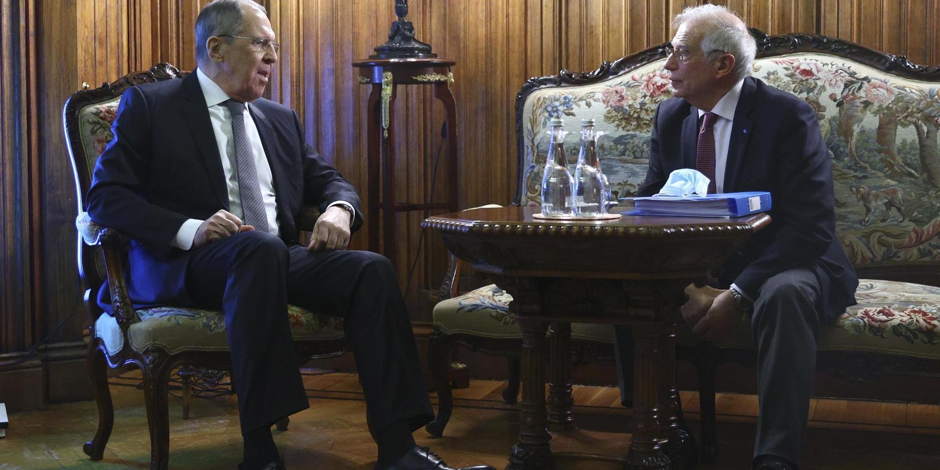 Rysslands utrikesminister Sergej Lavrov (till vänster) i samtal med EU:s utrikeschef Josep Borrell i Moskva.
