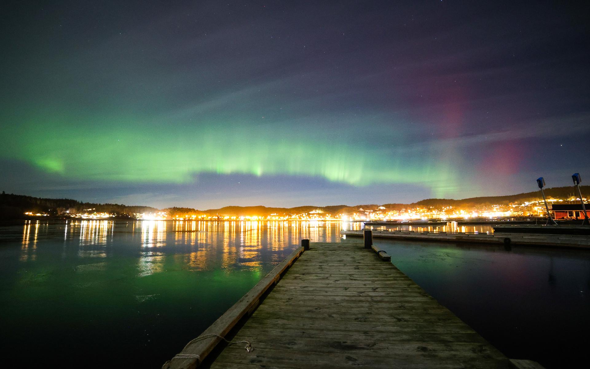 Läsarnas bilder senaste gången norrskenet syntes över Västsverige: I Ljungskile kunde man se himlafenomenet reflekteras över isen.