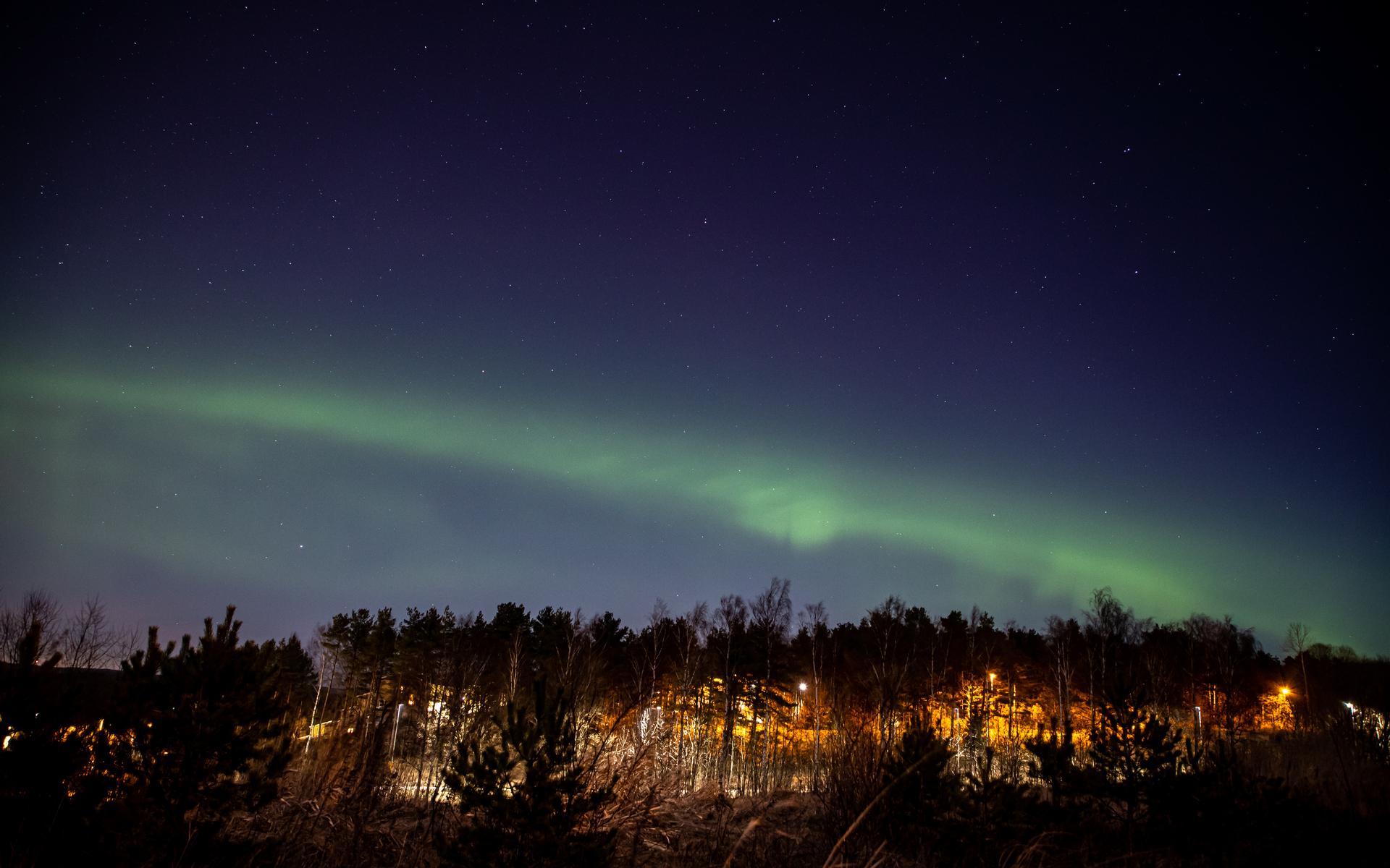 Bilden är tagen vid 23-tiden den fredagskvällen då norrskenet syntes av Andreas Andersson.