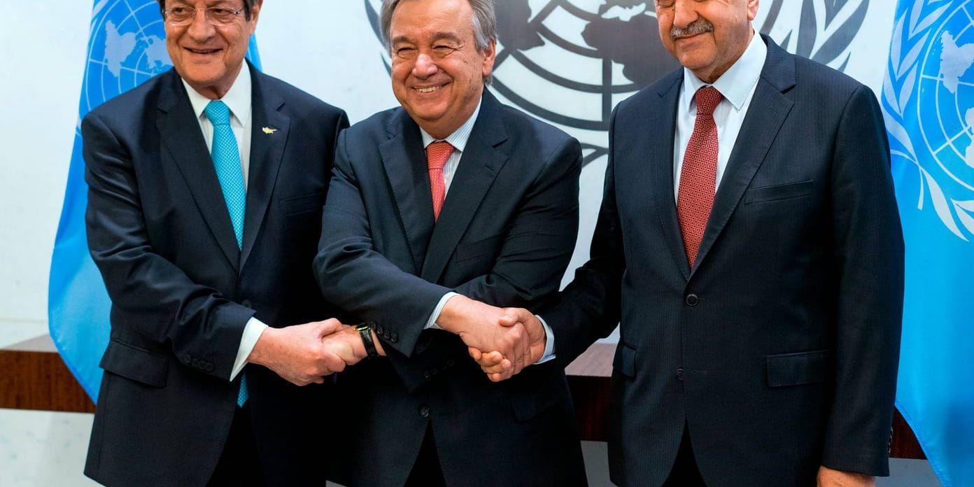 FN:s generalsekreterare António Guterres (i mitten) flankerad av Cyperns president Nicos Anastasiades (till vänster) och den turkcypriotiske ledaren Mustafa Akinci (till höger).