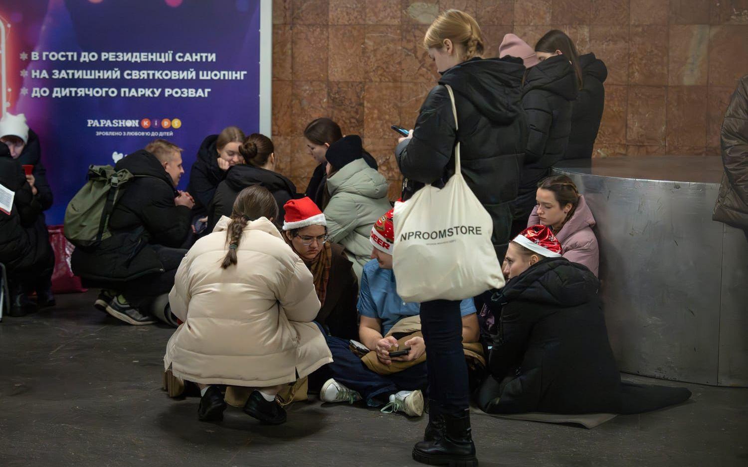Människor söker skydd på en tunnelbanestation i Kiev på julafton.