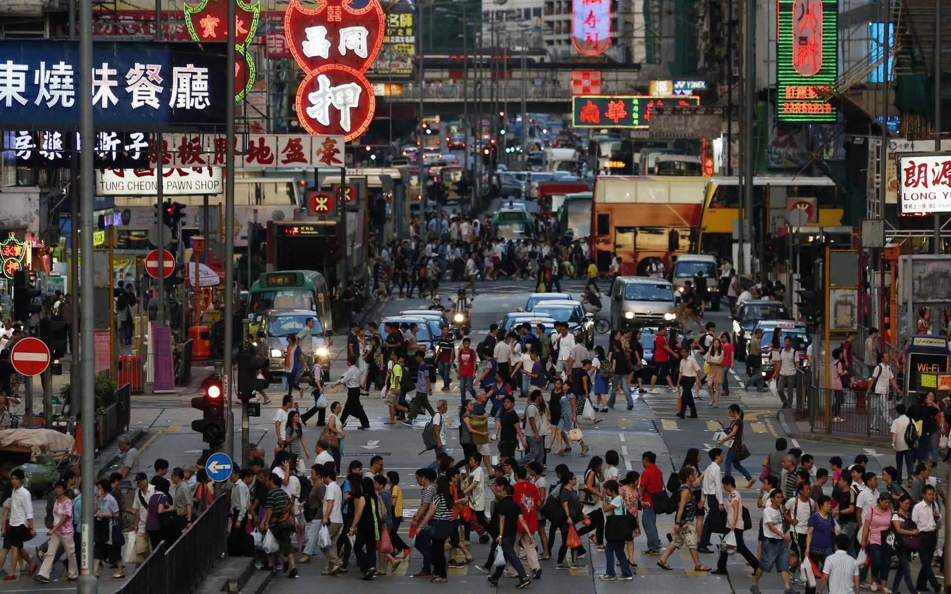 Likt andra storstäder har bostadsmarknaden Hongkong de senaste åren varit glödhet och den senaste tiden har exklusiva boenden i staden sålts för rekordbelopp. Hongkong räknas som en av världens dyraste städer att leva i.